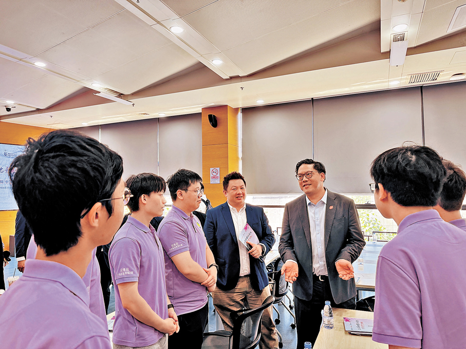 ●香港特區政府民政及青年事務局副局長梁宏正與港生們交流。香港文匯報記者李暢  攝