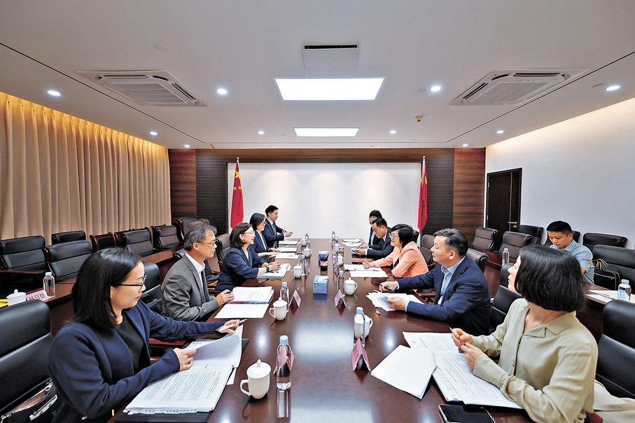 ●謝小華（左三）昨日與廣東省港澳事務辦公室主任陳麗文（右三）和廣東省發展和改革委員會副主任、省大灣區辦常務副主任朱偉（右二）會面。