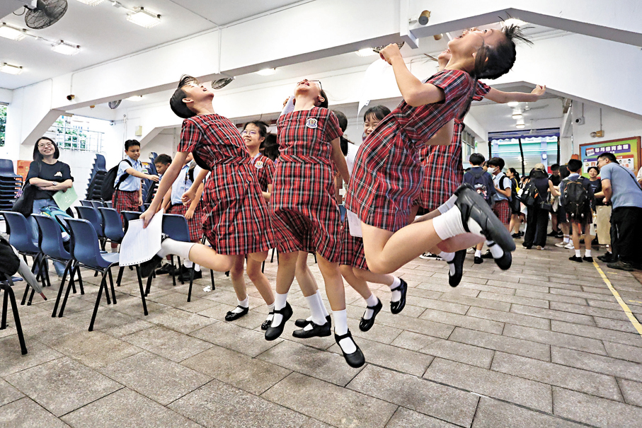 ●大埔浸信會公立學校應屆畢業女生獲派心儀中學，開心到彈起。 香港文匯報記者黃艾力  攝