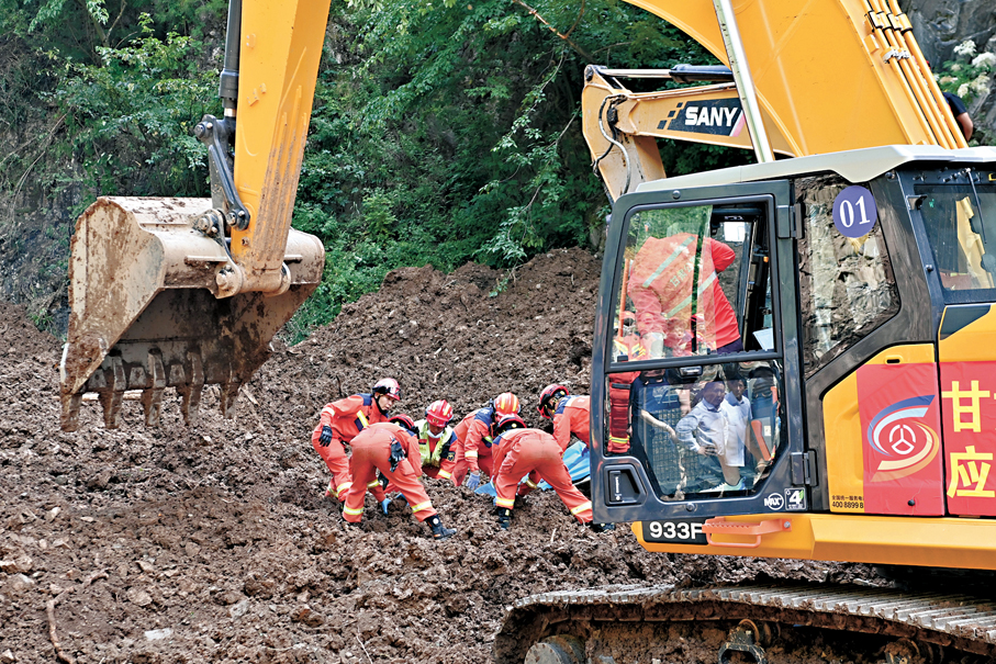 ●7日，甘肅省隴南市宕昌縣南河鎮任藏村發生山體滑坡。圖為救援人員在宕昌縣南河鎮任藏村山體滑坡現場搜救。   新華社