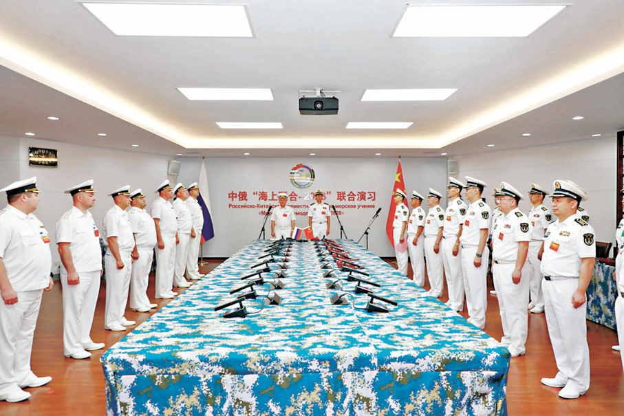 ●7月6日，中俄「海上聯合-2026」聯合演習在青島某軍港開幕。這是演習開幕式現場。 新華社