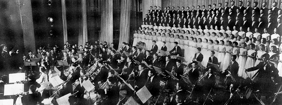 ●1959年慶祝中華人民共和國成立十周年時，中央樂團交響樂團與合唱團在北京首都劇場演奏貝多芬《第九交響曲》。