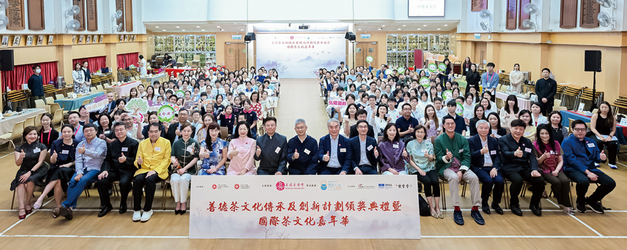 ●主禮嘉賓和全場師生、家長大合照。