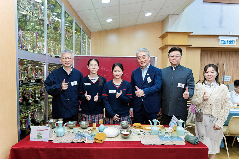 ●學生和文化體育及旅遊局副局長劉震，香港善德基金會主席藍國慶，華人永遠墳場管理委員會內部事務委員會主席、外部事務委員會委員李騰駿一同茶湯作畫。