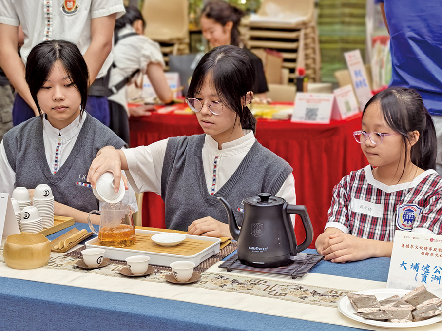 ●學生展示泡茶流程。