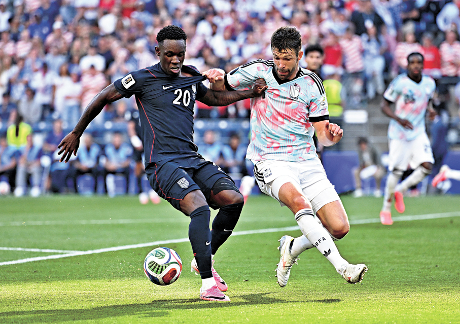 ●巴路官（左）成為比賽最受注目人物。  路透社