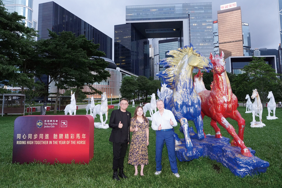 ●香港特區政府文化體育及旅遊局局長羅淑佩（中）、馬會行政總裁應家柏（右），以及藝術家馬興文（左）出席「融馬情國際藝術巡展」添馬公園站社區展覽啟動儀式。