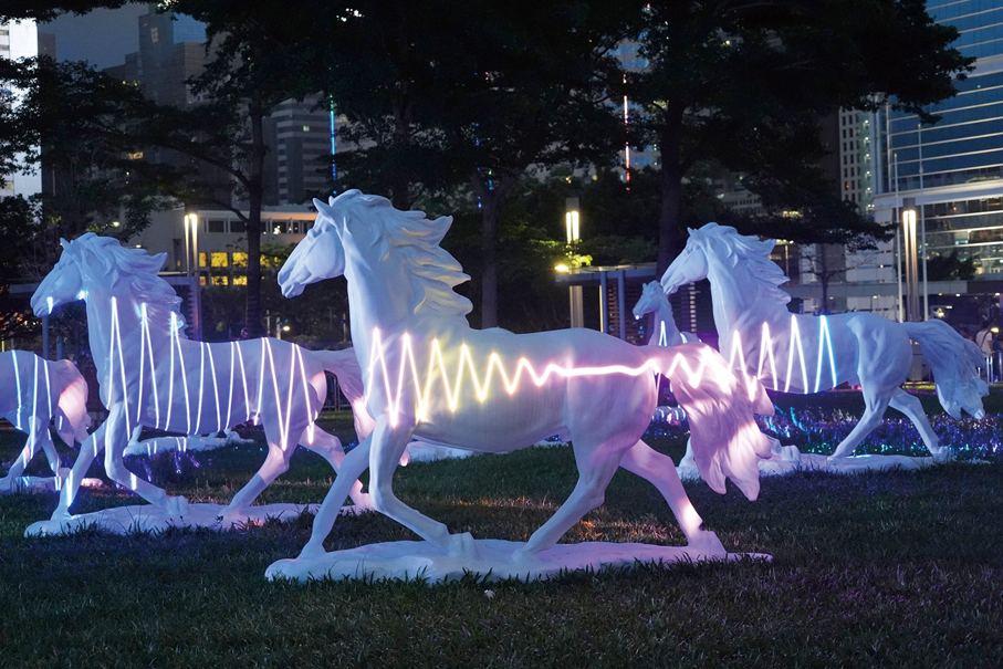 ●「融馬情國際藝術巡展」添馬公園站加入「融馬情光影秀」，結合多媒體光影投射效果，呈現一場視覺藝術饗宴。