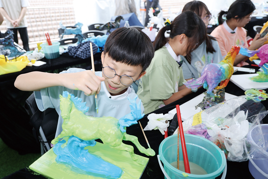 ●學生專注為小馬進行彩繪，寓藝術於娛樂。