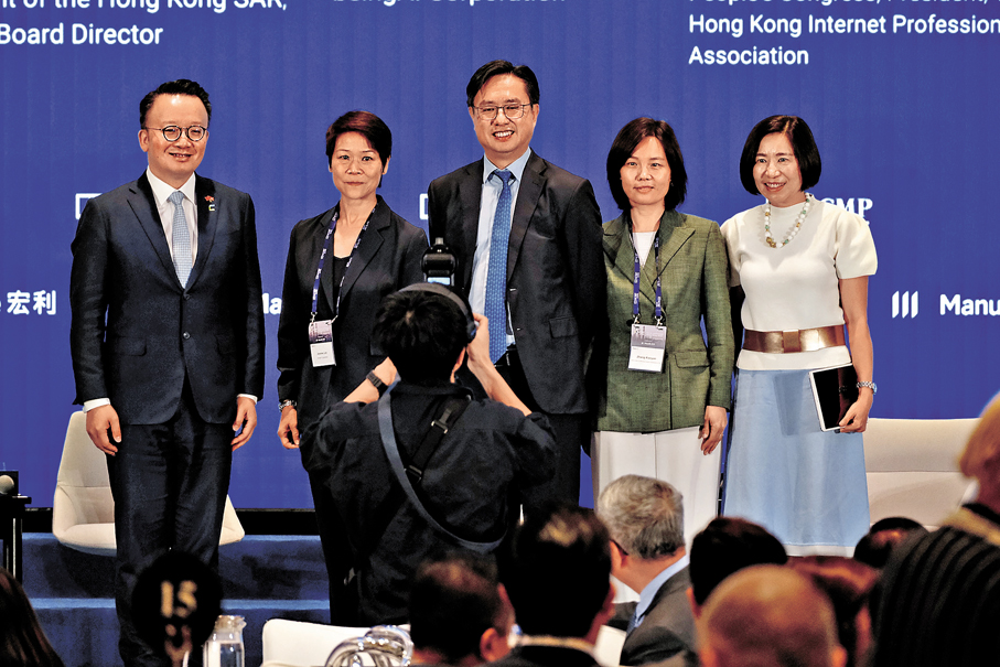 ●左至右：立法會議員、數碼港董事陳曉峰，beingAI Corporation創辦人Jeanne Lim，香港互聯網專業協會會長冼漢廸，中國電子信息產業發展研究院（CCID）副院長張小燕，及SCMP主持人。 香港文匯報記者涂穴  攝