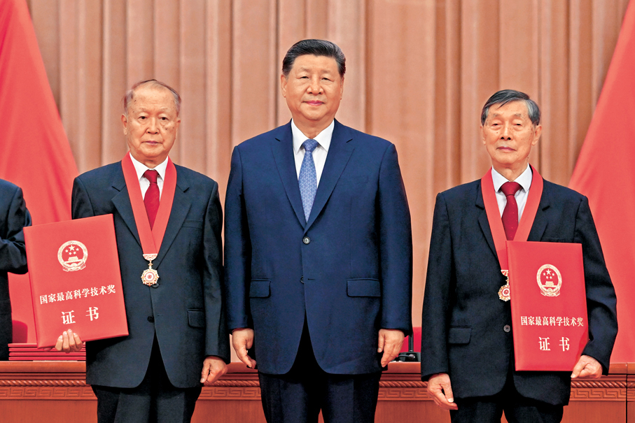  ●7月8日上午，中共中央總書記、國家主席、中央軍委主席習近平向獲得2025年度國家最高科學技術獎的中國科學院物理研究所陳立泉院士（右）和中國電子科技集團第十四研究所賁德院士（左）頒獎。新華社