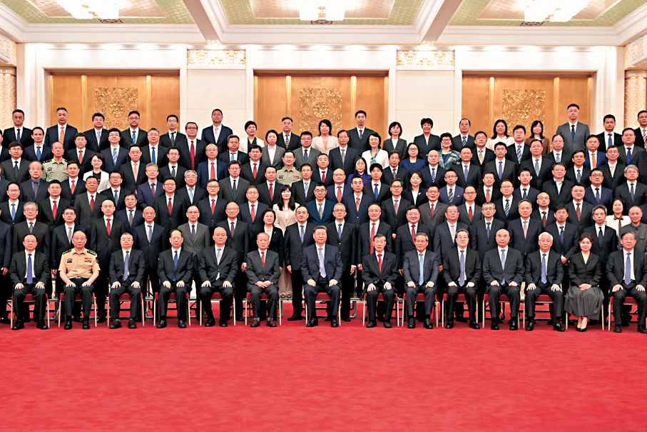 ●7月8日上午，國家科學技術獎勵大會、中國科學院第二十二次院士大會和中國工程院第十八次院士大會、中國科學技術協會第十一次全國代表大會在北京人民大會堂隆重召開。會前，習近平等領導同志親切會見國家科學技術獎獲獎代表，並同大家合影留念。 新華社