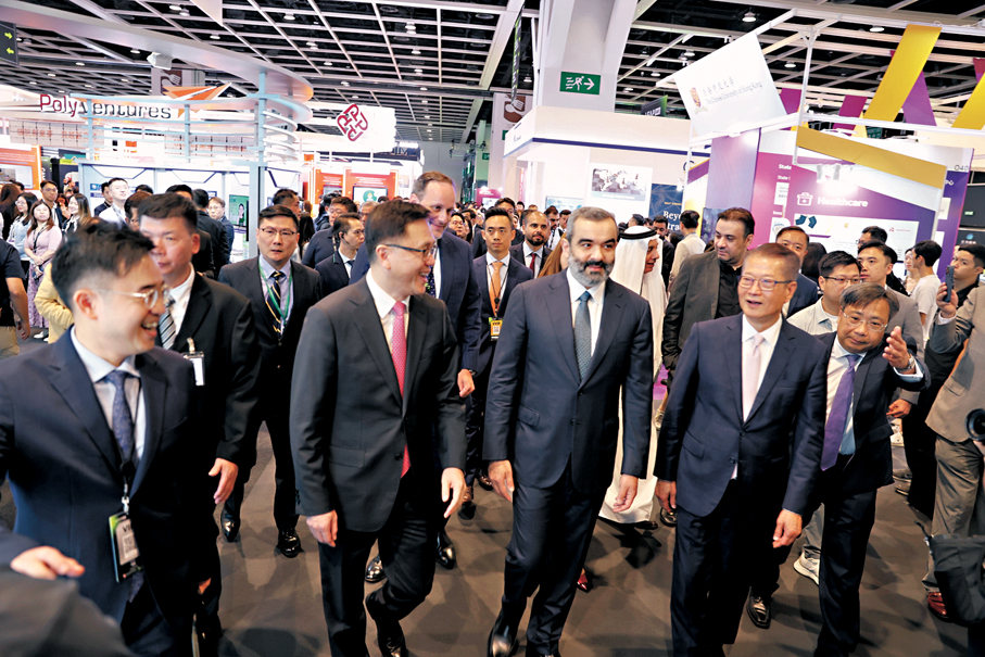 ●陳茂波和孫東與沙特阿拉伯通訊與資訊科技大臣His Excellency Abdullah Alswaha參觀展覽 。 香港文匯報記者萬霜靈  攝