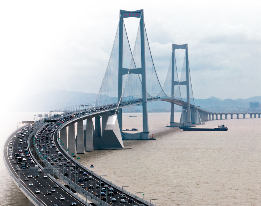 ●深中通道建成通車兩年多來，日均車流量超10萬車次，成為粵港澳大灣區核心交通樞紐。香港文匯報廣東傳真
