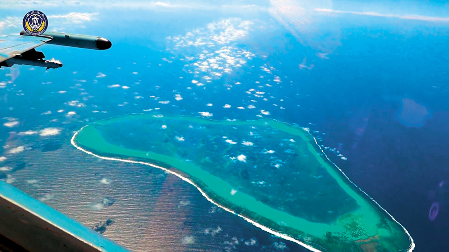 ●中國戰機從空中俯瞰，黃岩島全域盡收眼底。資料圖片