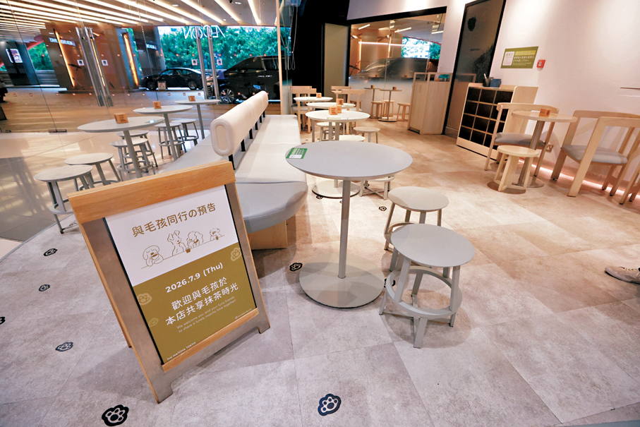 ●日式茶飲品牌「THE MATCHA TOKYO」將外圍兩排座位劃為寵物區，地面貼上狗爪印貼紙作標示。 香港文匯報記者郭木又  攝