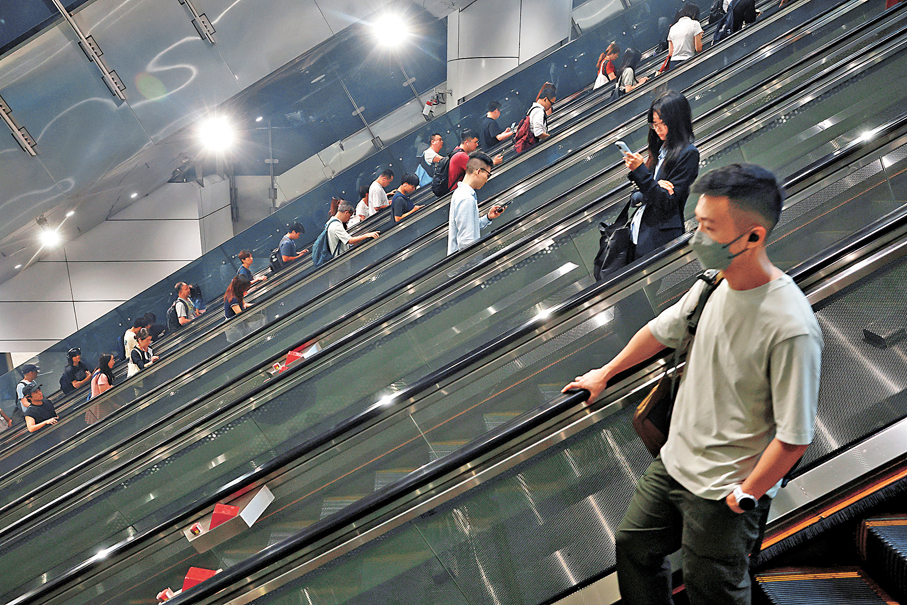 ●港鐵於今年上半年錄得233宗扶手電梯意外。圖為市民正使用扶手電梯上落。   香港文匯報記者郭木又  攝