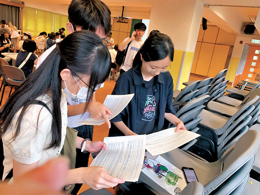 ●文憑試將於下周三（15日）放榜。圖為2023年沙田培英中學學生在討論成績。 資料圖片
