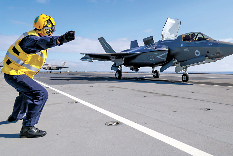 ●英軍F-35B戰機從軍艦起飛。 美聯社