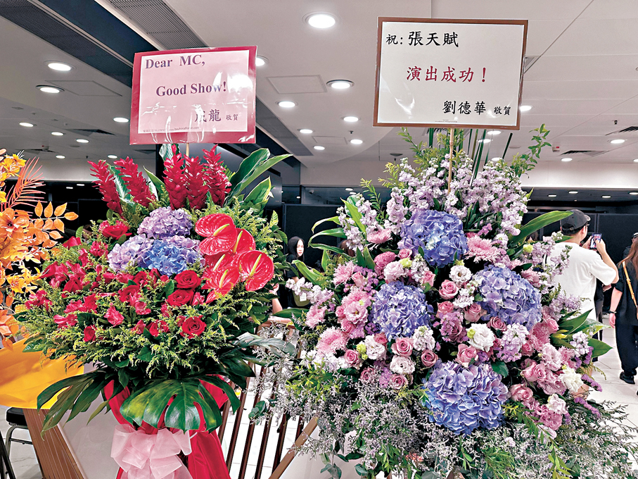 ●劉德華和成龍送花籃。   香港文匯報記者子棠 攝