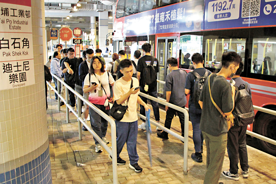 ●輪候九巴82D前往科學園的上班族人頭湧湧。 香港文匯報記者黃艾力  攝