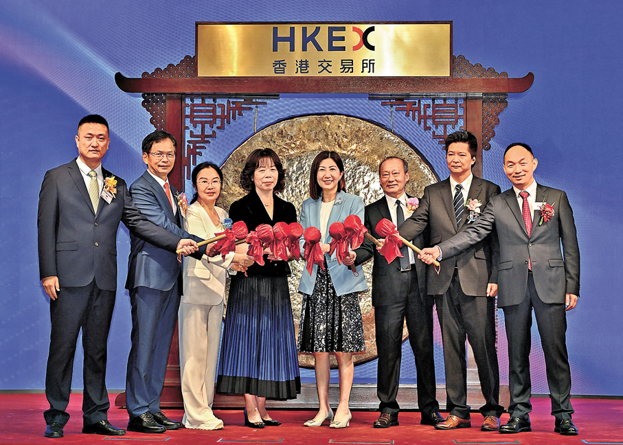 ●七間公司昨日一齊敲鑼。港交所指出，今年上市數目已突破一百間。 港交所圖片
