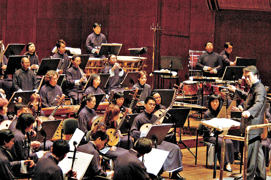 ●2005年，香港中樂團在紐約林肯中心﹐演出譚盾﹑趙季平﹑彭修文等著名作曲家的作品。圖為樂隊演奏彭修文的幻想曲《秦·兵馬俑》。