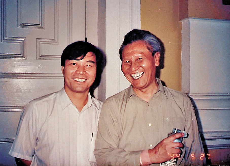 ●1994年閻惠昌（左）與彭修文在新加坡。