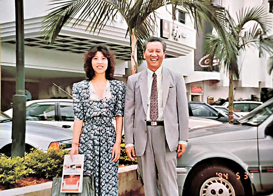 ●1994年，彭修文（右）與彭弘前往新加坡演出時合影留念。
