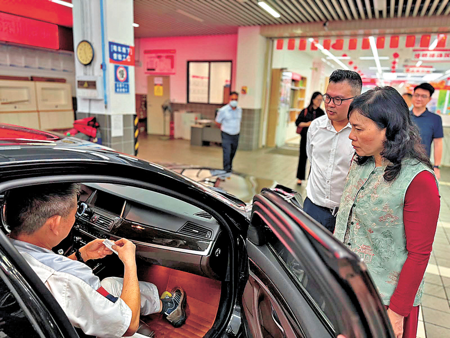 ●車輛查驗中心提供一站式服務，能確保南下香港的汽車符合規定和標準，並派發資訊讓內地司機了解香港道路安全和駕駛規則。 運輸及物流局Fb圖片