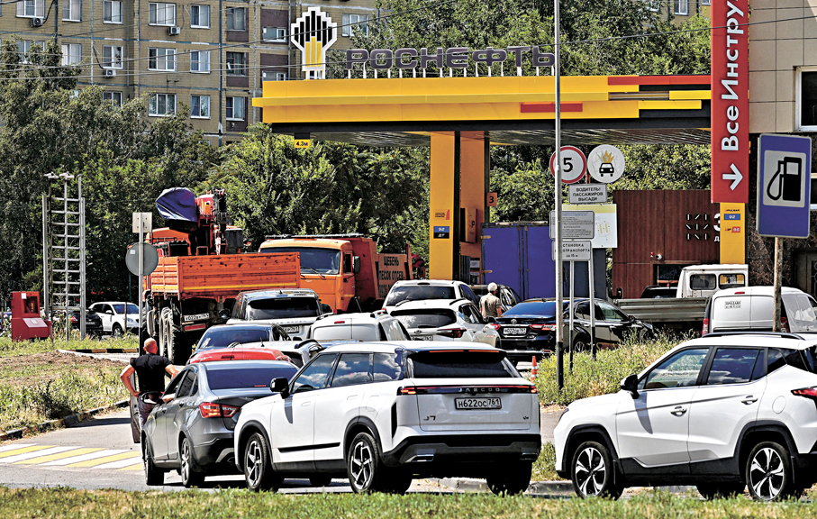 ●車輛在俄羅斯石油公司Rosneft油站排隊加油。路透社