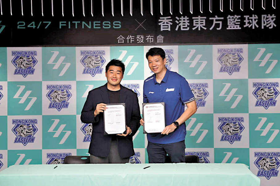 ●東方籃球隊（藍衫）與24/7 FITNESS簽訂合作協議。 香港文匯報記者郭正謙  攝