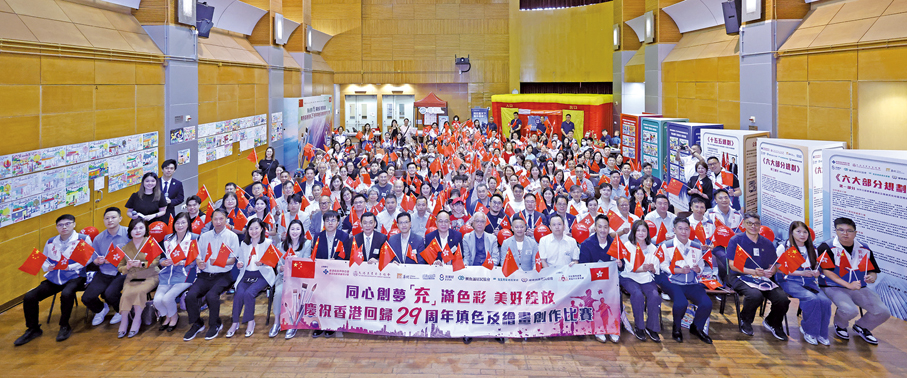 ●出席嘉賓、得獎同學及其家長於頒獎禮上合照，氣氛歡欣熱鬧。