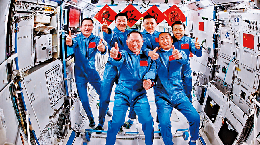 ●5月25日，神舟二十一號航天員乘組和神舟二十三號航天員乘組拍攝「全家福」，這是中國航天史上第8次「太空會師」，也是「天宮」首次有來自香港的航天員進駐。 資料圖片