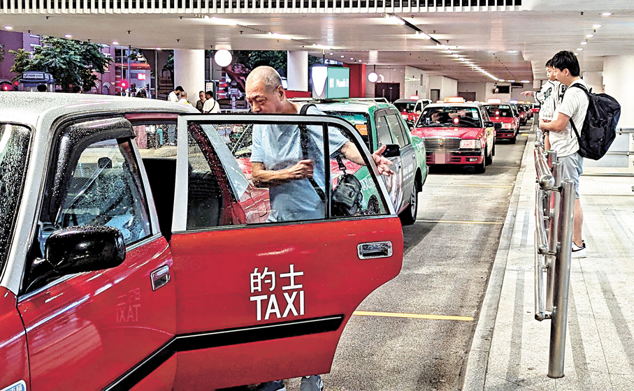 ●運輸及物流局建議將商用車駕駛執照持有人提交體檢證明的年齡門檻，由70歲提早至65歲，業界認同對道路安全更有保障。資料圖片
