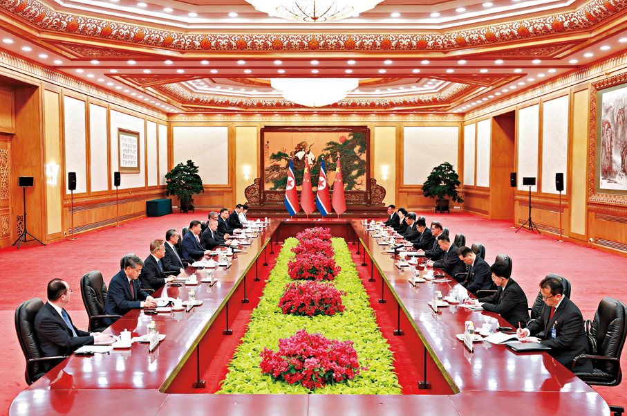 ● 7月10日下午，中共中央總書記、國家主席習近平在北京人民大會堂會見來華進行正式訪問的朝鮮勞動黨中央政治局常委、國務委員會副委員長、內閣總理朴泰成。     新華社