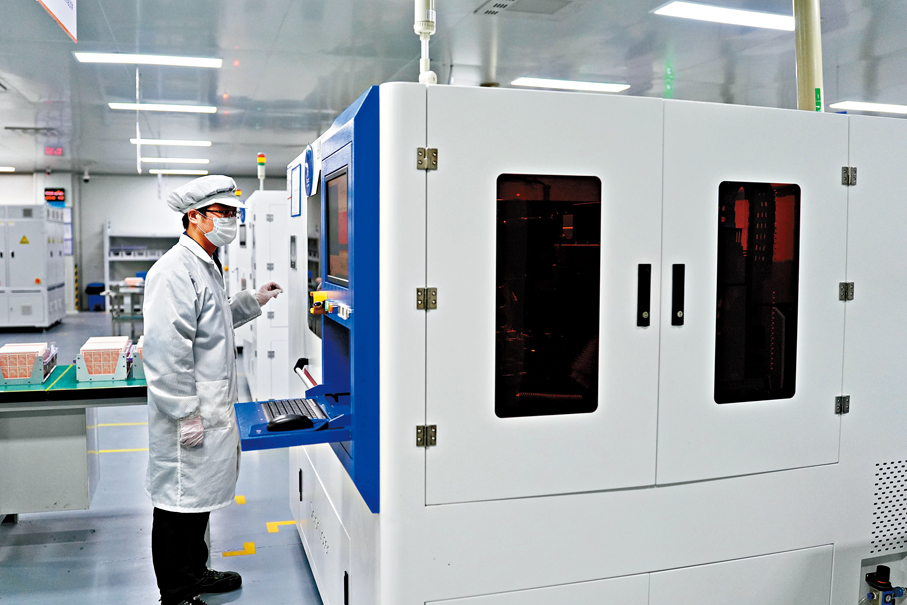 ●氦氣在半導體加工領域發揮着愈發關鍵作用。圖為早前技術工人在寧波江豐同芯半導體材料有限公司的智能生產車間作業。 資料圖片