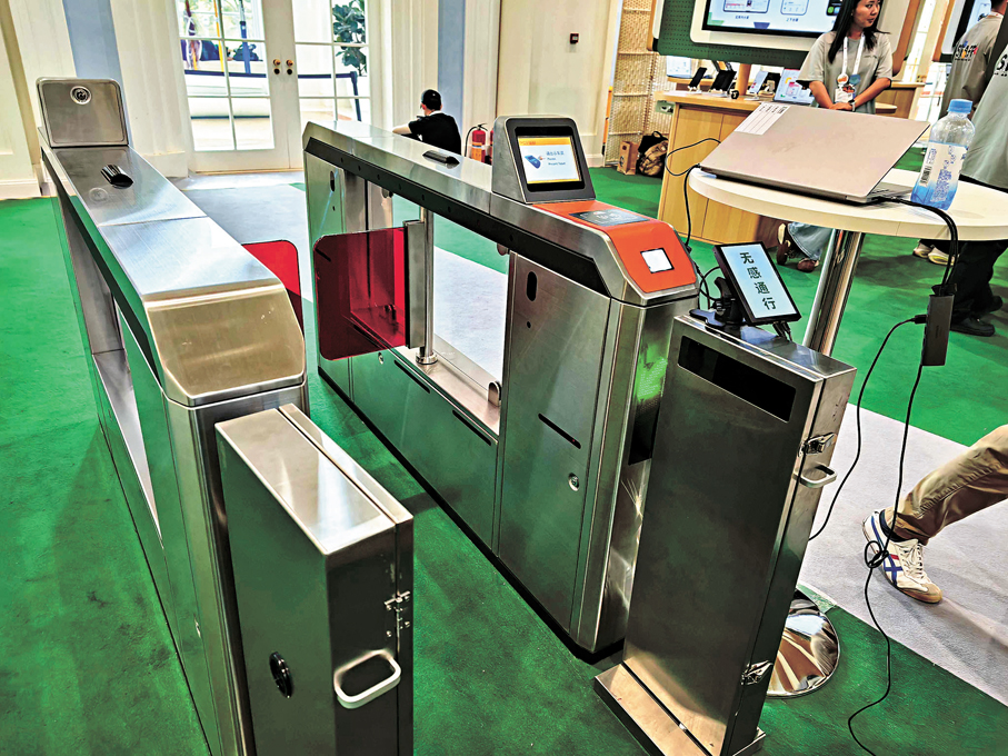 ●華為開發者大會上展示的鴻蒙智慧車站無感通行閘機。   香港文匯報記者郭若溪  攝