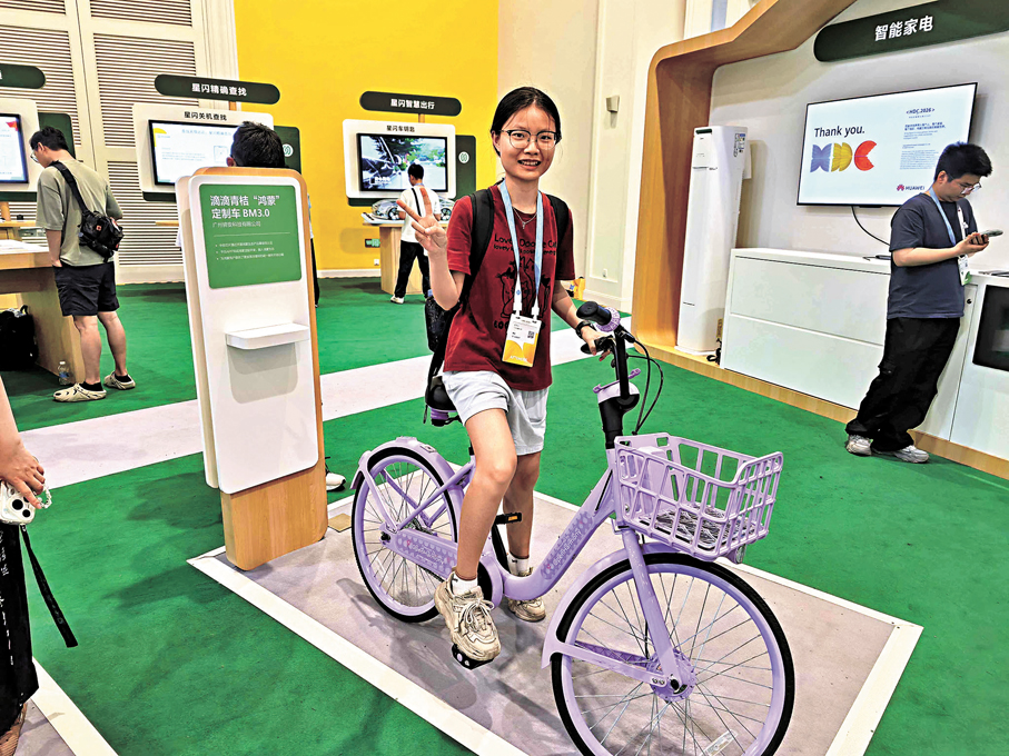 ●市民體驗鴻蒙智聯共享單車。 香港文匯報記者郭若溪  攝
