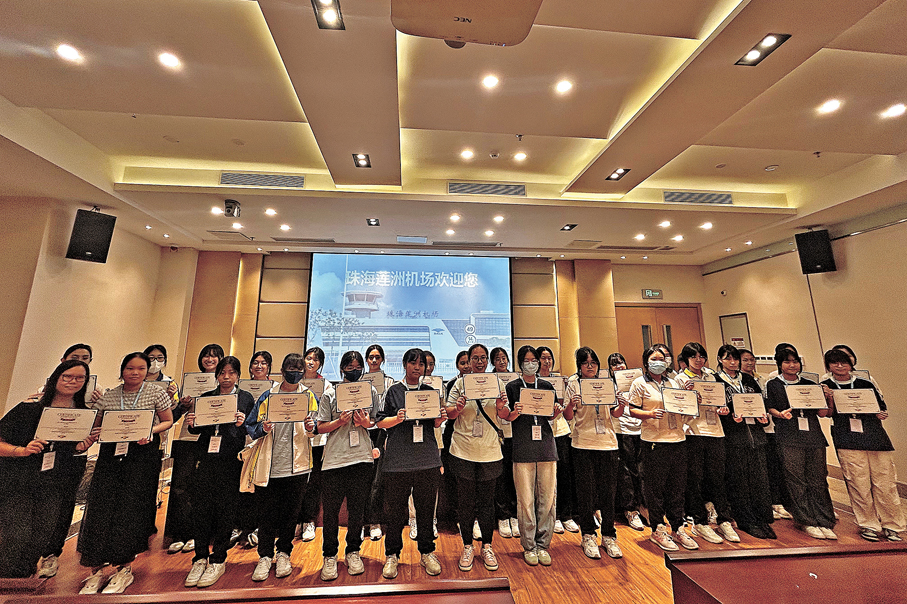 ●作為粵港澳青少年常態化交流重要平台，珠海蓮洲機場至今已累計接待近萬名香港學子。   受訪者供圖