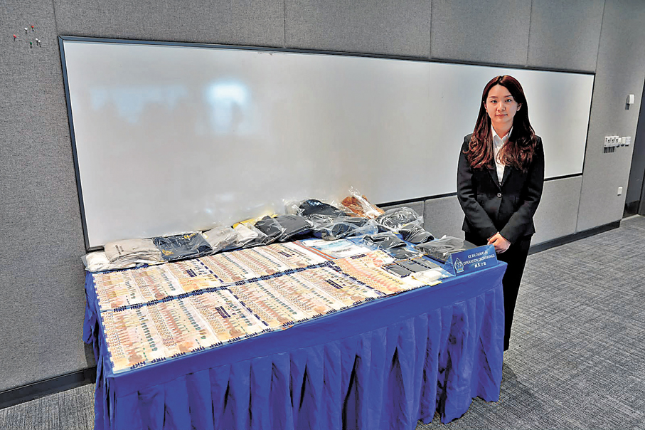 ●警方展示檢獲證物。   香港文匯報記者黃宇威  攝 