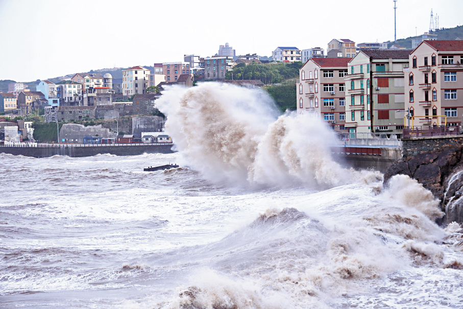 ●7月10日，受颱風「巴威」影響，浙江溫嶺石塘金沙灘景區巨浪翻湧。圖為海浪擊打岸邊。中新社