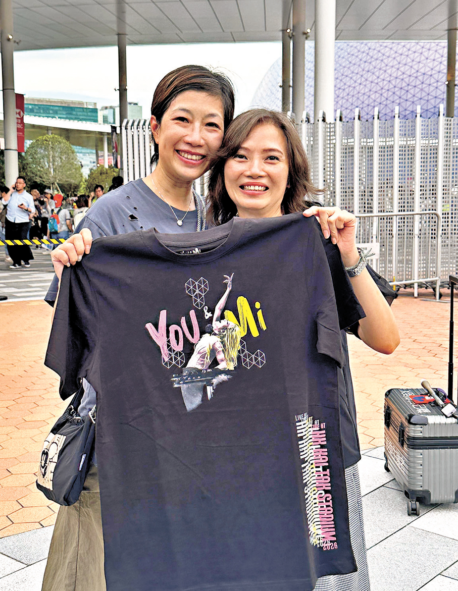 ●港迷P小姐和A小姐結伴欣賞首場答謝會。   香港文匯報記者子棠 攝