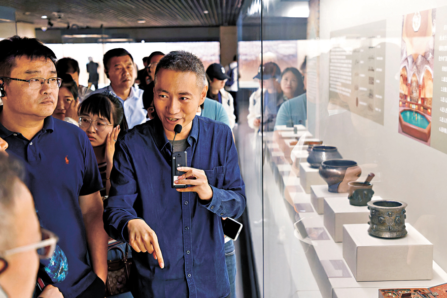 ●中方策展人印權斌講解波斯文物。
