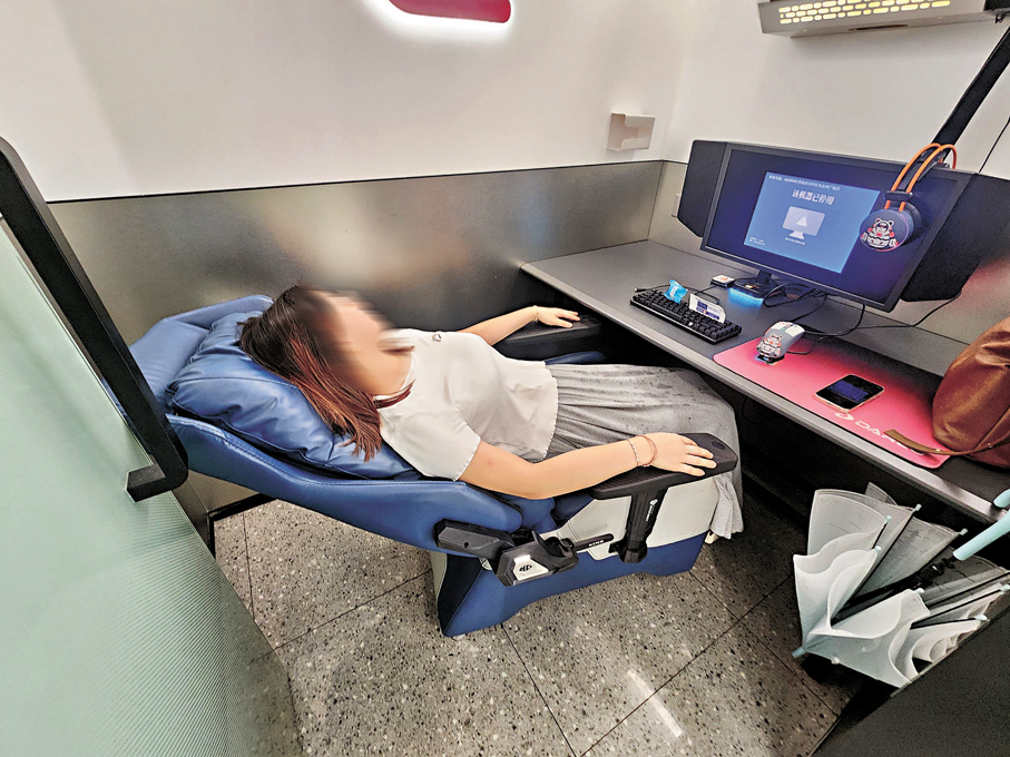 ●記者嘗試坐在接近放平的電腦椅上，感覺比正常坐直的電腦椅舒服，可以休息片刻，不過若是半躺幾小時甚至過夜，相信上半身可能會僵硬或不舒服。 香港文匯報記者北山彥  攝