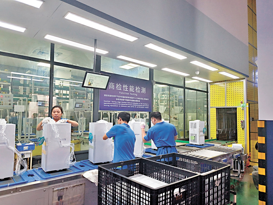 ●7月7日，江門市寶士製冷電器有限公司工作人員在工廠生產銷往歐洲的移動空調。中新社