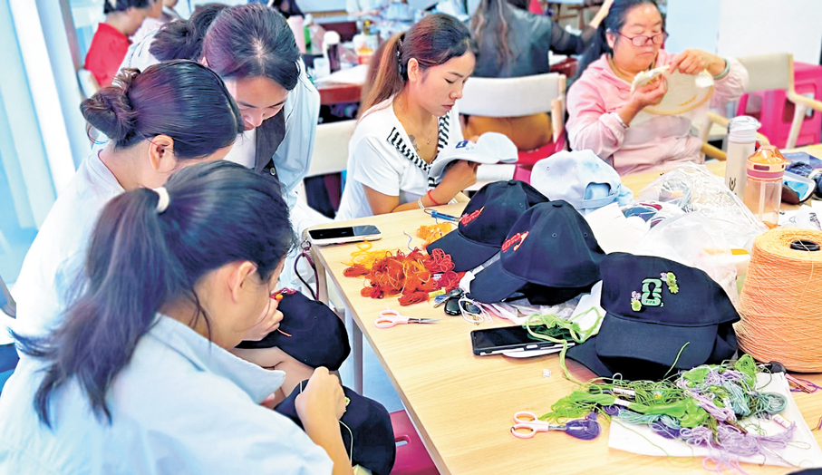 ●繡娘們正在繡製世界盃官方授權的產品。香港文匯報雲南傳真