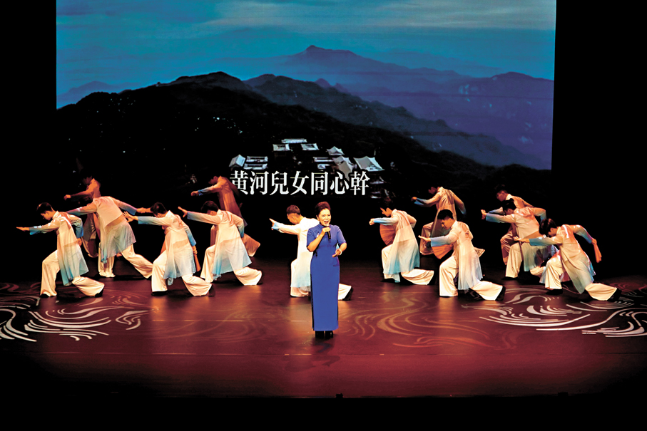 ●一級演員、中國曲藝牡丹獎獲得者陳梅生在重點曲目《河洛大鼓》中，敲開塵封千年的歷史大門。