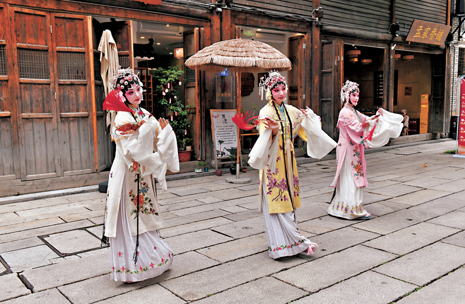 ●閩劇快閃在古街區上演。