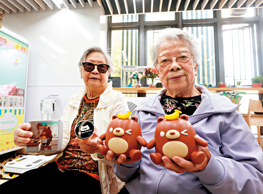 （左）90歲曾婆婆、（右）95歲陳婆婆手持他們上色的3D打印作品